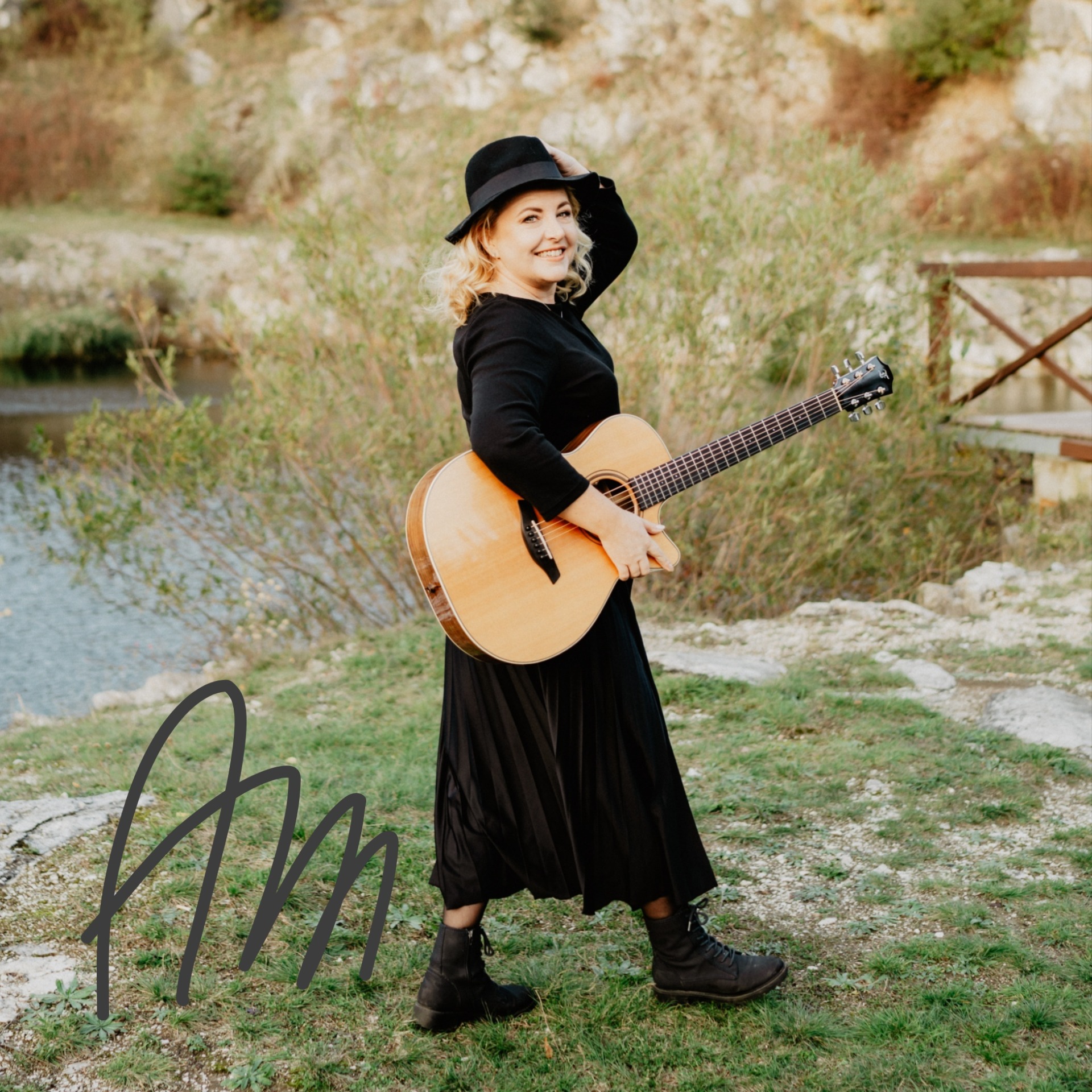 Alice Maule (1974*) Jsem písničkářka z Třebíče, kterou baví skládání písniček, zpívání, zkrátka muzicírování. ,,Skládala jsem si vlastní písničky takzvaně "do šuplíku". V roce 2022 mě napadlo jej otevřít a podělit se o radost z nich s Vámi. Všechno chtělo svůj čas, aby to mohlo v ten pravý čas přijít. Vidím hudbu jako krásný mocný vodní svět, složený z jednotlivých kapek v podobě písniček. Kéž by i ty moje kapičky měly tu moc potěšit." V roce 2024 jsem založila kapelu Alice Maule & spol. Jsem ráda, že jsem kluky potkala a že mi ty moje písničky oblékají do ,,zajímavějšího hudebního kabátku". Ráda Vám zahraji své písně i sama s kytarou.