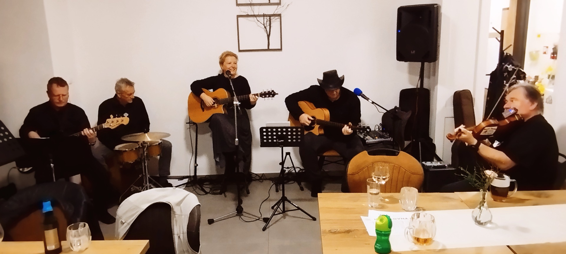 Alice Maule & spol, 22.3. 2925, ve Valči, restaurace Hřebíkovna