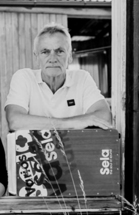 Zdeněk Maule (1963*), cajon, bicí, perkuse. Bubnuje od mala, je to talent! Zvládne zahrát úplně všechno od dechovky až ,,po Alici". Navštěvoval několik let ZUŠ Hrotovice, kde se učil také hře na akordeon. A je to taky můj manžel😉.