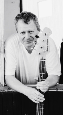 Jiří Chládek, basa, tuba. Napsal o sobě: ,,Ahoj, když myslíte, že je to tak důležitý, můj první nástroj byl pístový trombon, na který jsem hrál od 12 let, na kytaru hrám od 16 let. Na snižcový pozoun jsem začal po vojně. Na tubu jsem první hru hrál masopust v roce 2014. Na baskytaru hraji od března 2024". A jde mu to skvěle👍.