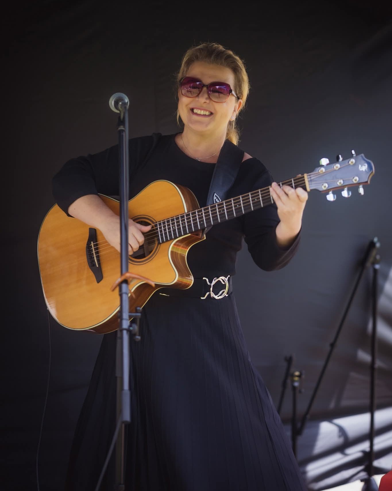 Alice Maule (1974*) Jsem písničkářka z Třebíče. Skládala jsem si vlastní písničky takzvaně "do šuplíku". V roce 2022 mě napadlo jej otevřít a podělit se o radost z nich s Vámi. Všechno chtělo svůj čas, aby to mohlo v ten pravý čas přijít. Vidím hudbu jako krásný mocný vodní svět, složený z jednotlivých kapek v podobě písniček. Kéž by i ty moje kapičky měly tu moc potěšit. V roce 2024 jsem založila kapelu Alice Maule & spol. Ráda Vám zahraji své písně i sama s kytarou nebo v duu s cajonistou..